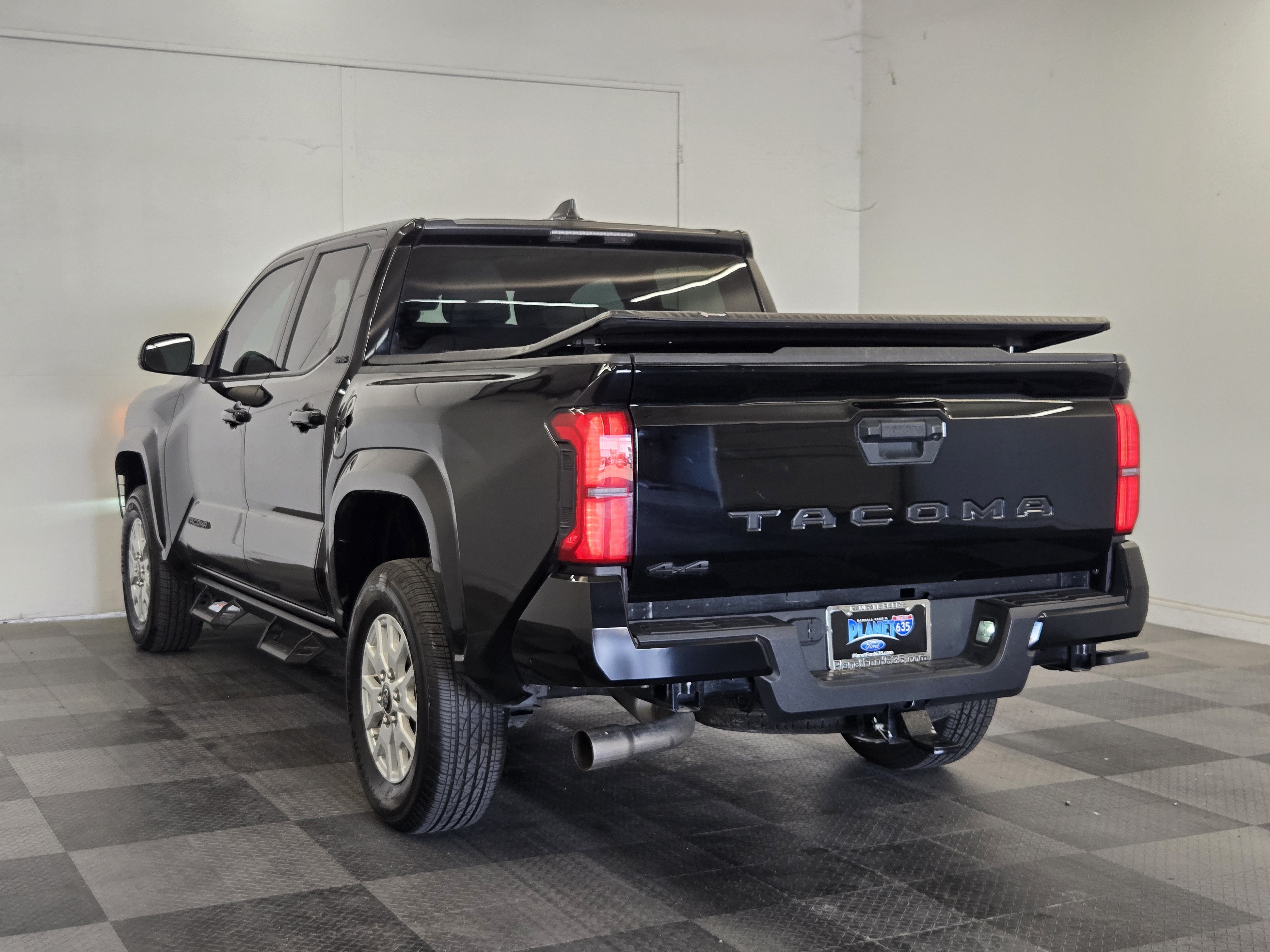 Used 2025 Toyota Tacoma SR5 AWD/4WD image 5