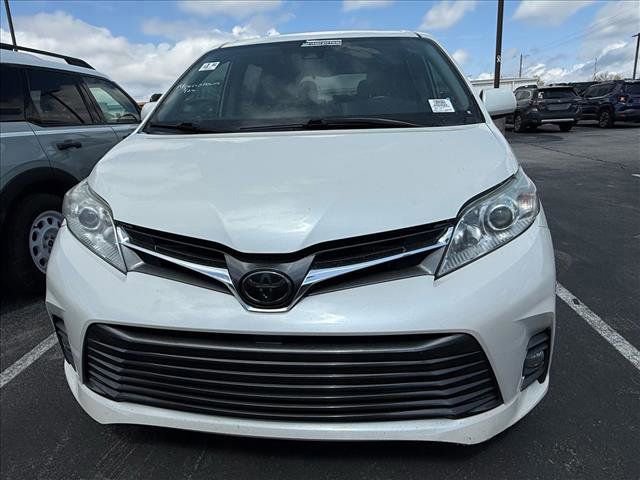 Used 2020 Toyota Sienna XLE image 3