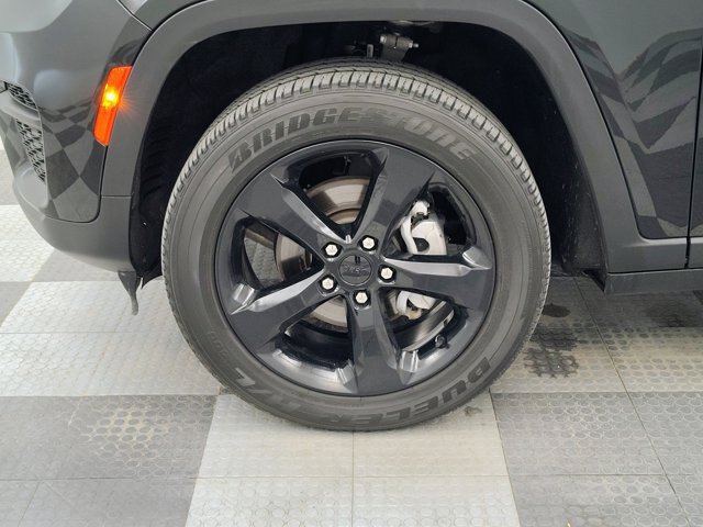 Used 2023 Jeep Grand Cherokee Altitude AWD/4WD image 14