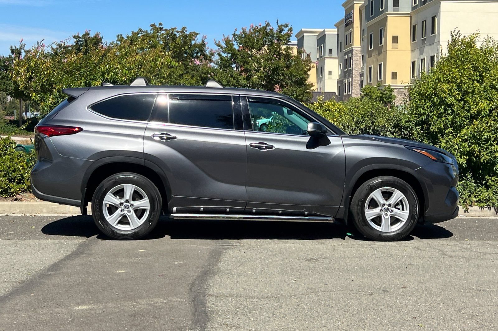 Used 2022 Toyota Highlander LE FWD image 2