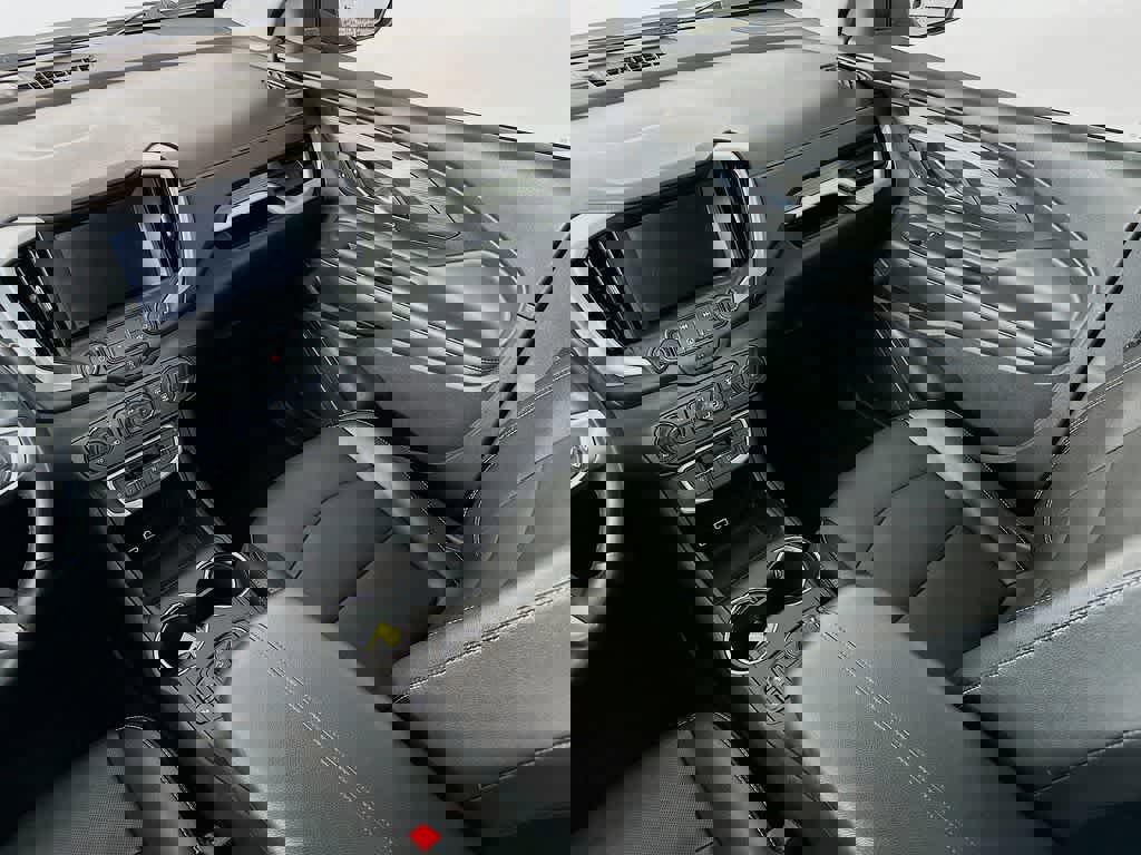 Used 2023 GMC Terrain SLT image 14