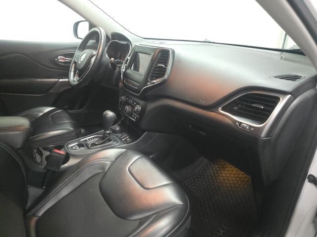 Used 2019 Jeep Cherokee Latitude Plus w/ Cold Weather Group AWD/4WD image 4