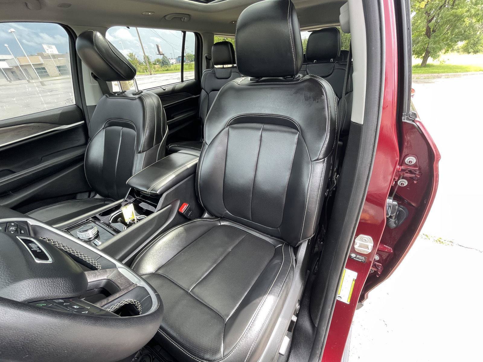 Used 2023 Jeep Grand Cherokee L Limited w/ Luxury Tech Group II AWD/4WD image 18