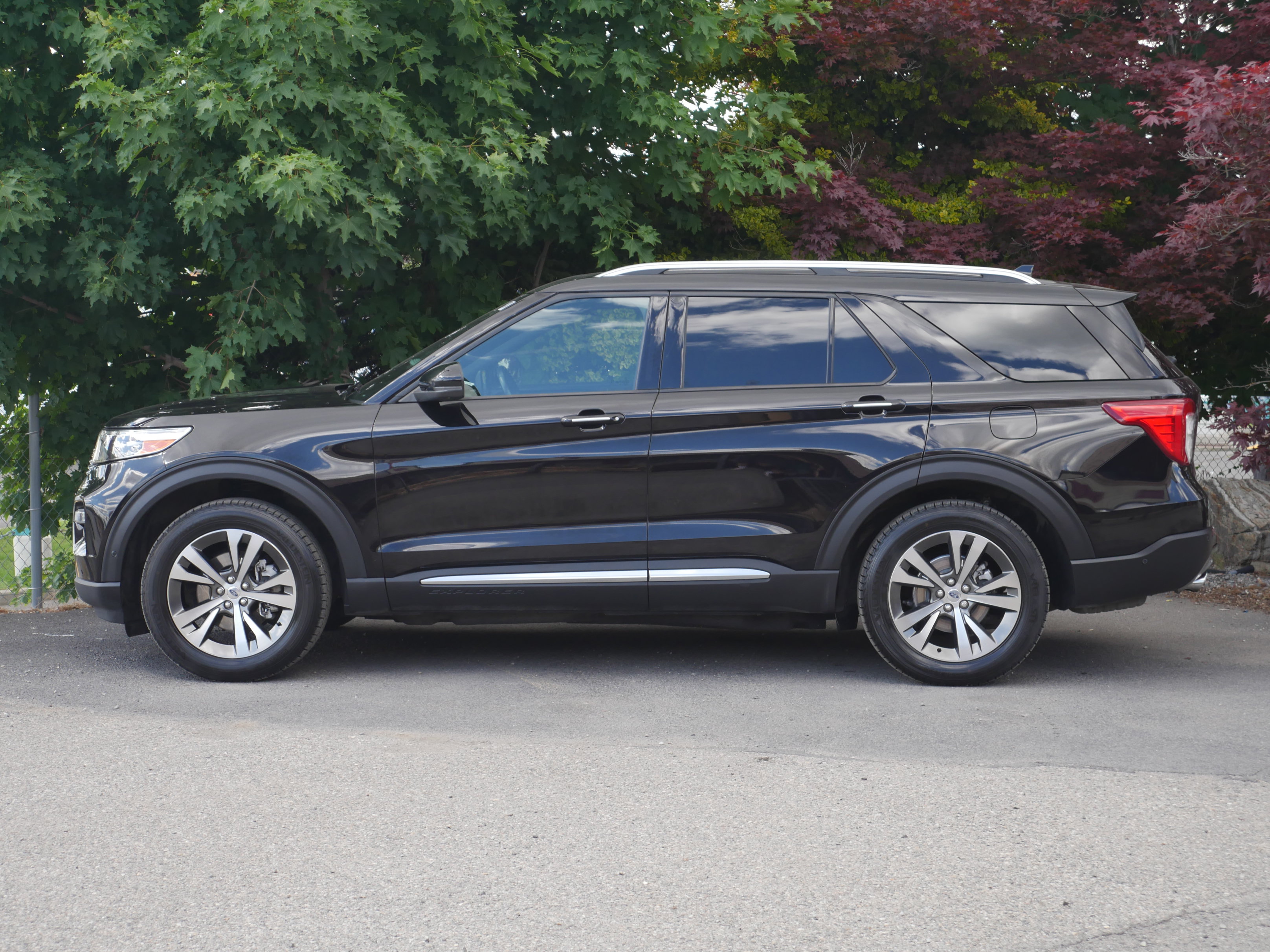 Certified 2020 Ford Explorer Platinum w/ Premium Technology Package AWD/4WD image 16