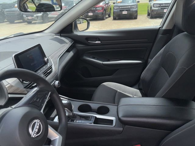 Used 2025 Nissan Altima 2.5 SV FWD image 13