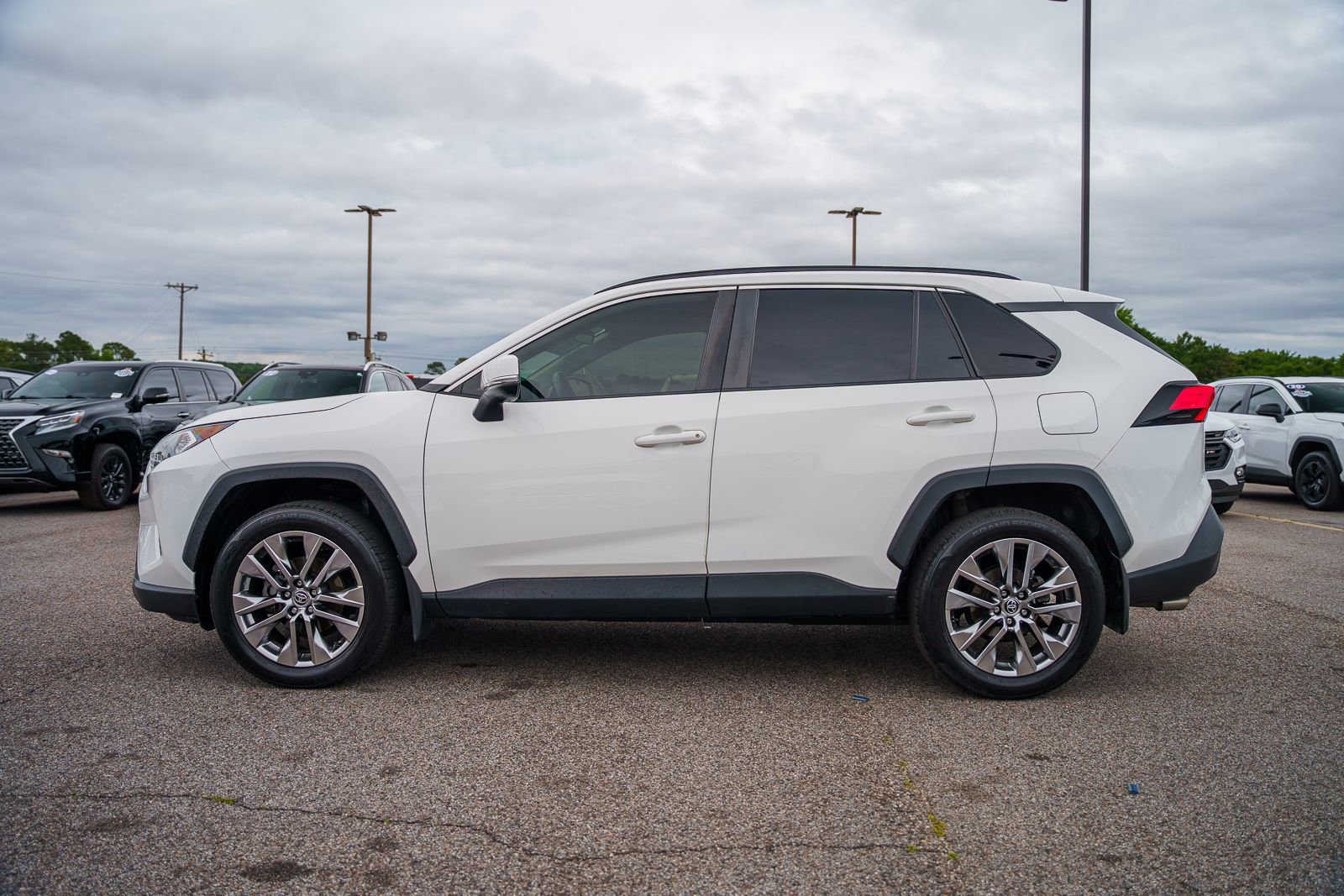 Used 2020 Toyota RAV4 XLE Premium AWD/4WD image 4