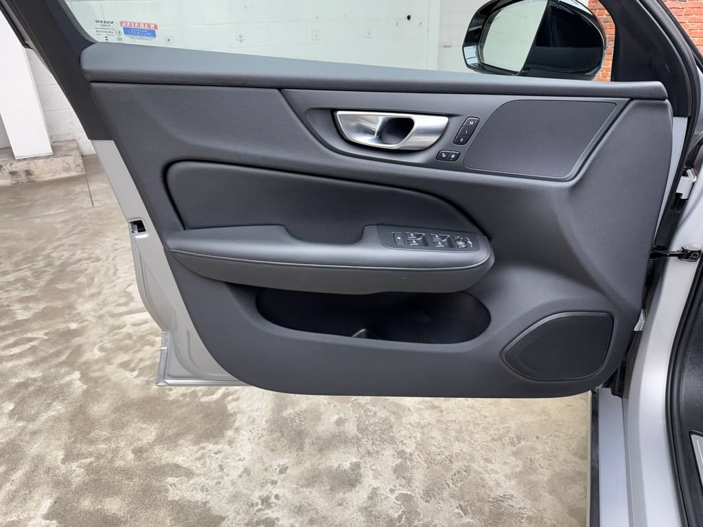 Used 2025 Volvo S60 B5 Core FWD image 9