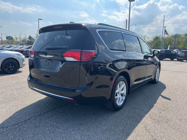 Used 2017 Chrysler Pacifica Touring-L w/ Tire & Wheel Group FWD image 2