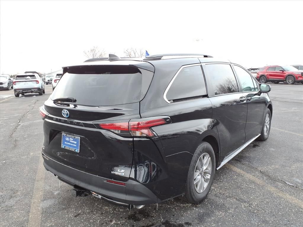 Used 2022 Toyota Sienna LE image 5