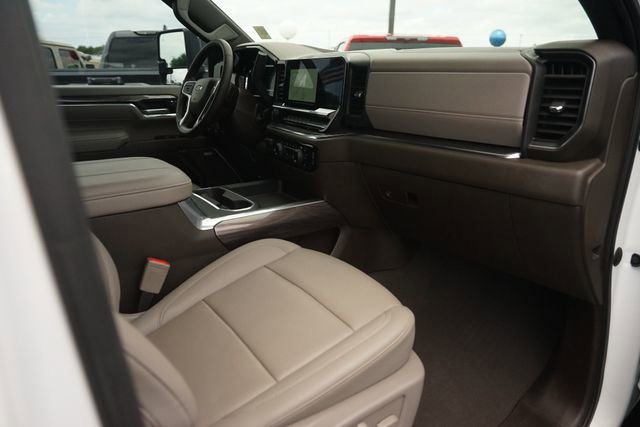 Used 2024 Chevrolet Silverado 3500 LTZ w/ LTZ Convenience Package AWD/4WD image 18