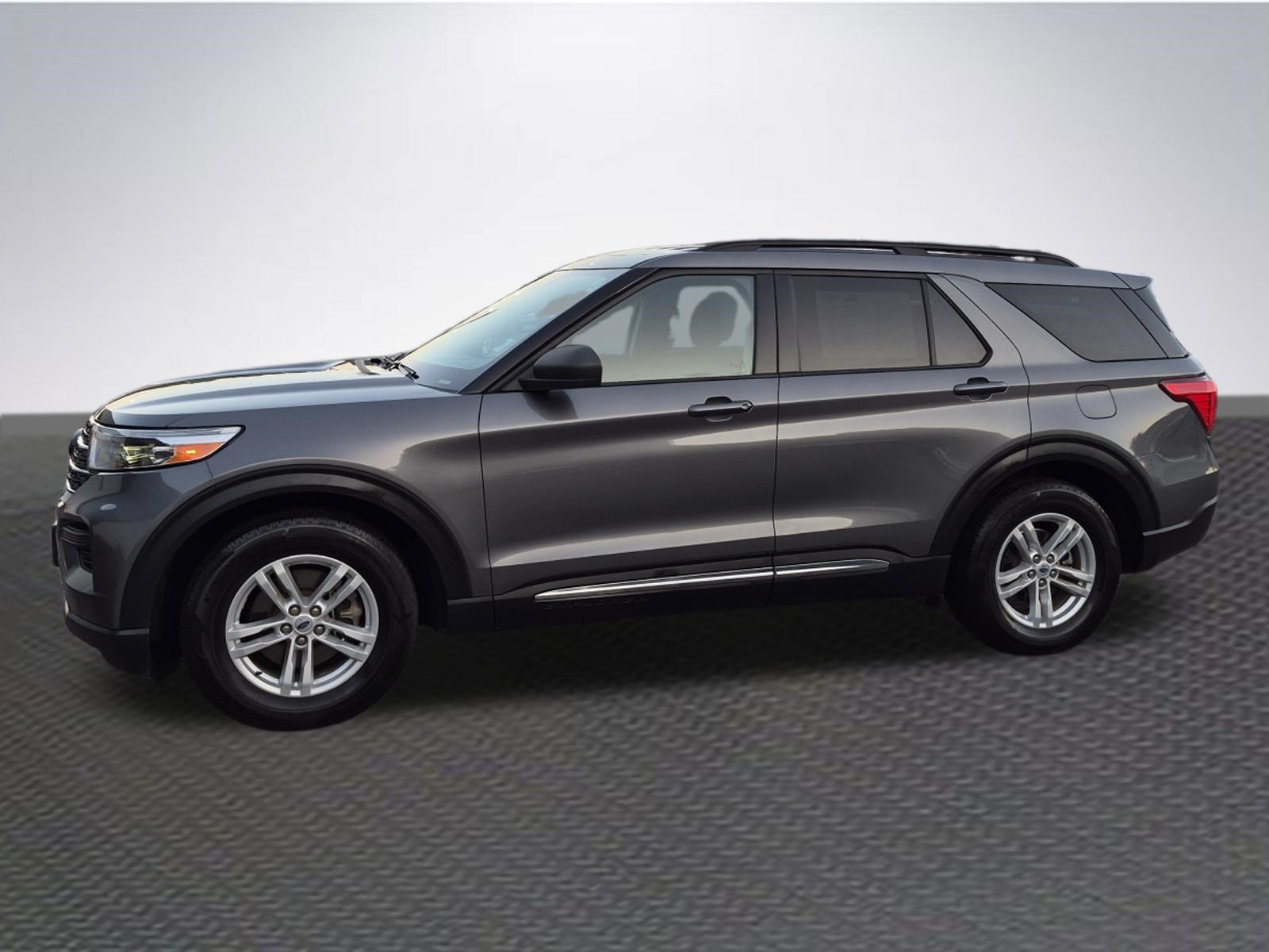 Certified 2024 Ford Explorer XLT RWD image 2