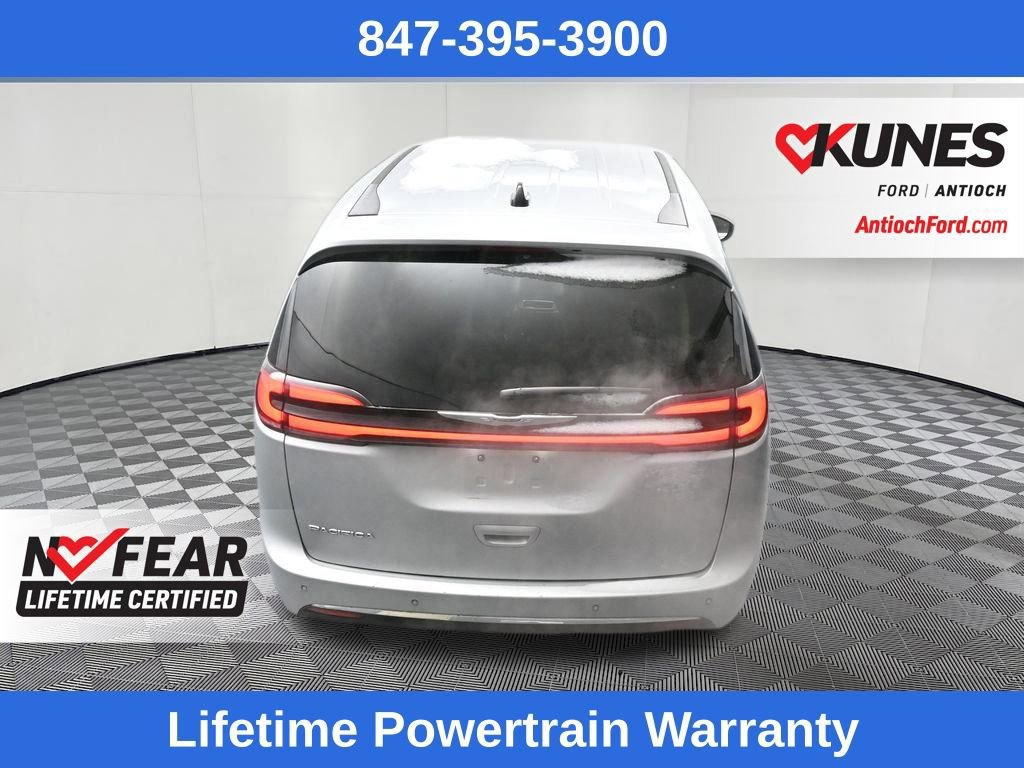 Used 2024 Chrysler Pacifica Touring-L image 14