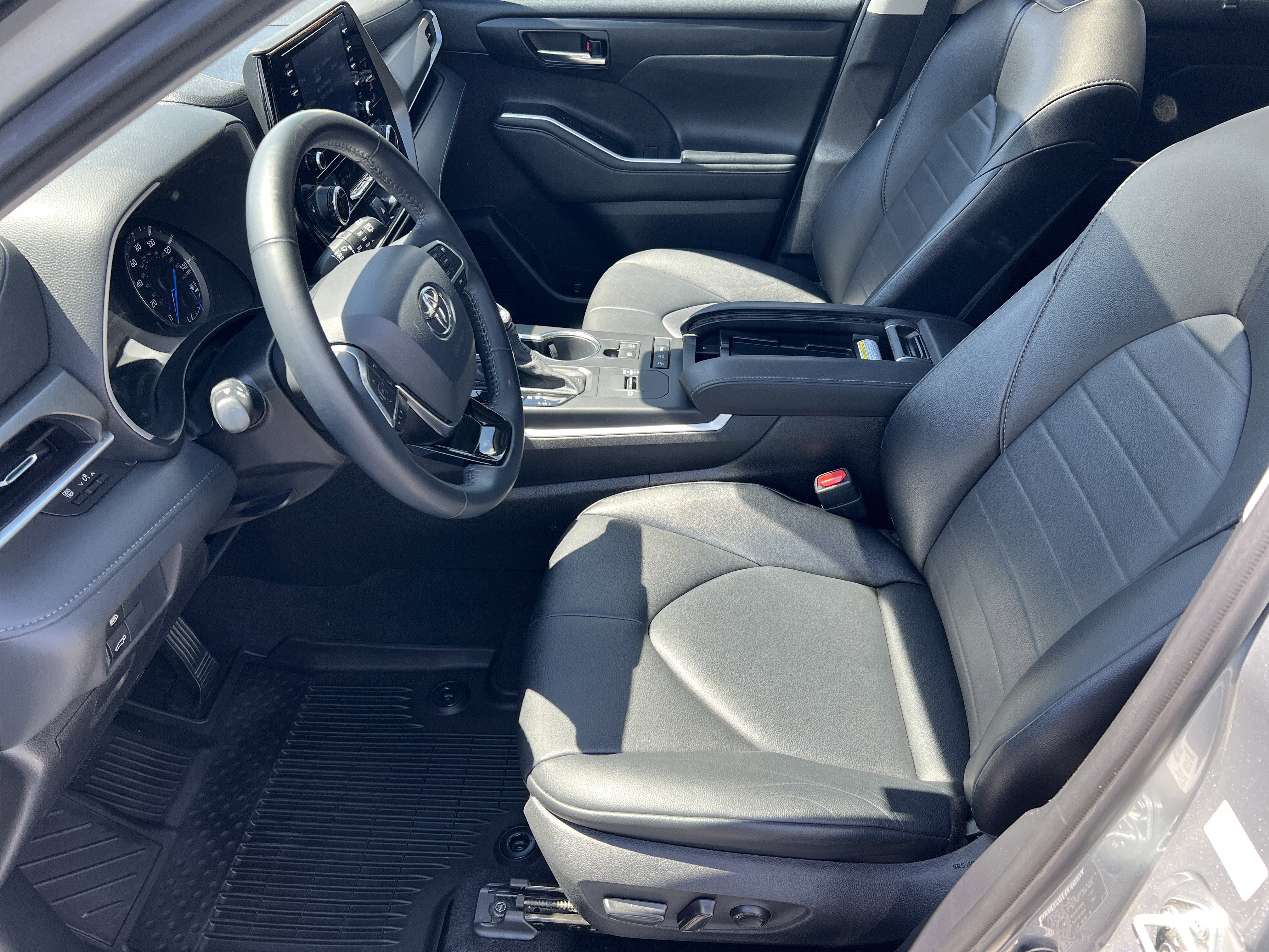 Used 2021 Toyota Highlander XLE AWD/4WD image 9