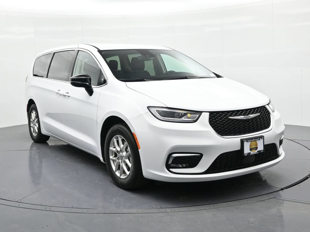 Used 2024 Chrysler Pacifica Touring-L FWD image 4
