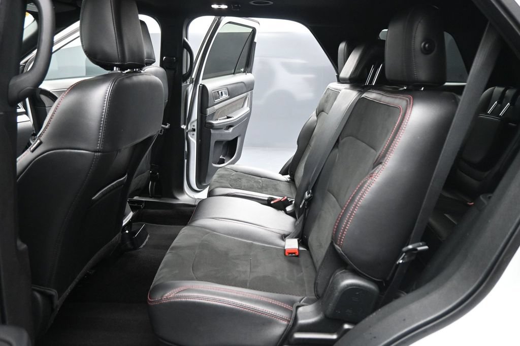 Certified 2019 Ford Explorer XLT w/ Equipment Group 202A FWD image 17