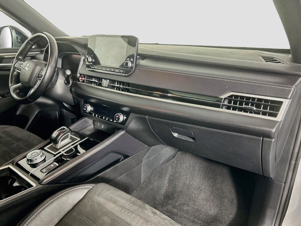 Used 2024 Mitsubishi Outlander AWD image 34