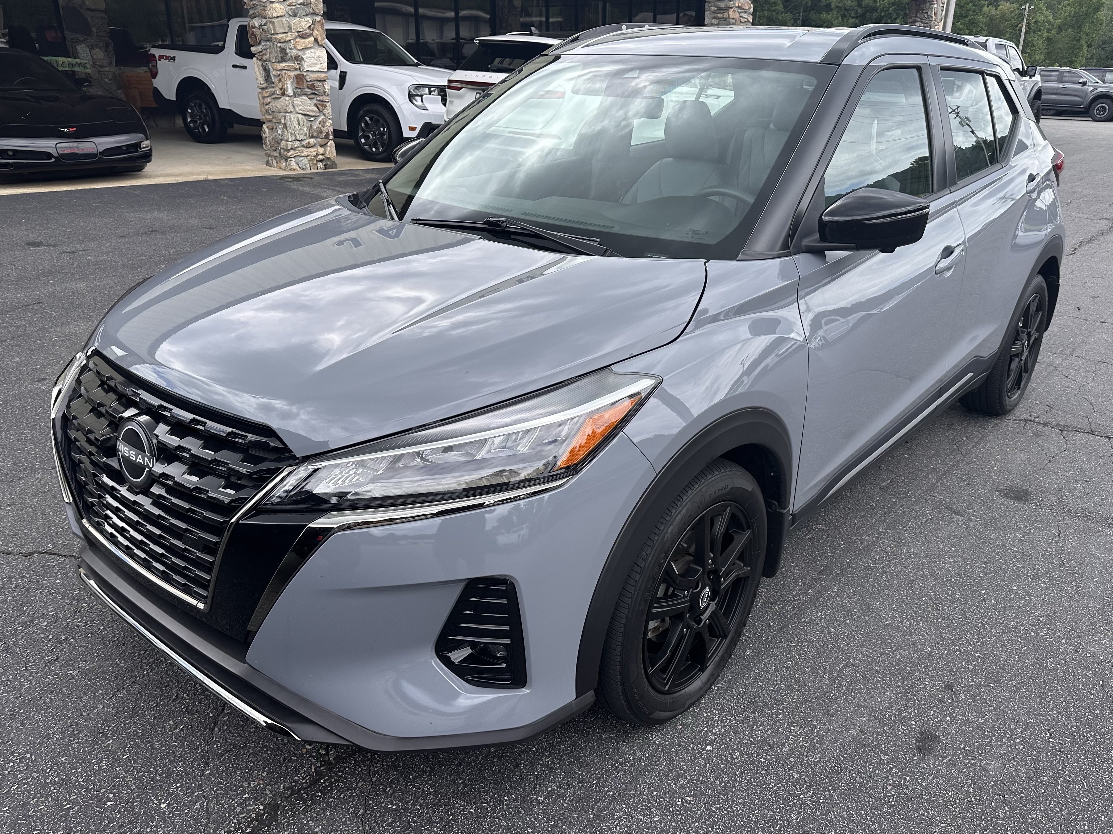 Used 2022 Nissan Kicks SR w/ Premium Package FWD image 2