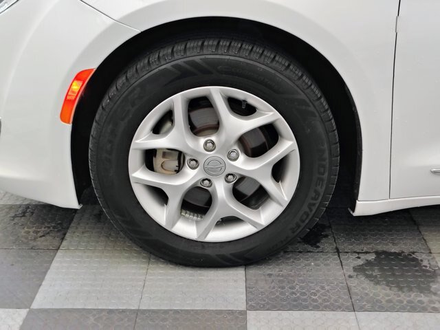 Used 2020 Chrysler Pacifica Limited FWD image 14