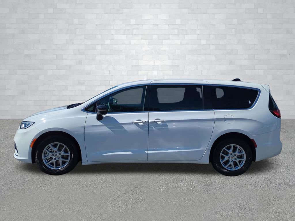 Used 2025 Chrysler Pacifica Select FWD image 9