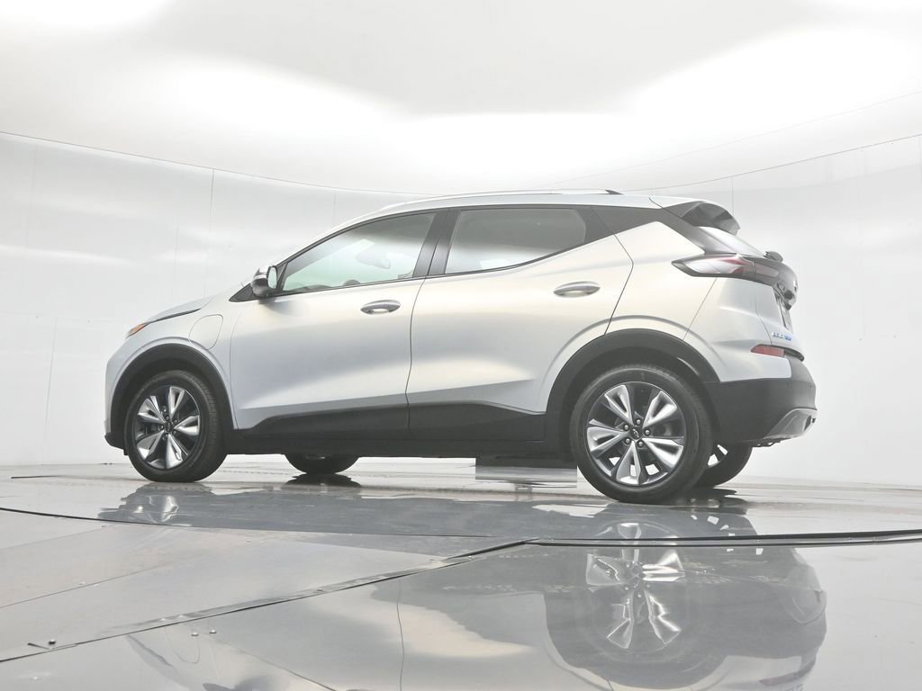 Used 2022 Chevrolet Bolt EUV LT w/ Convenience Package image 24