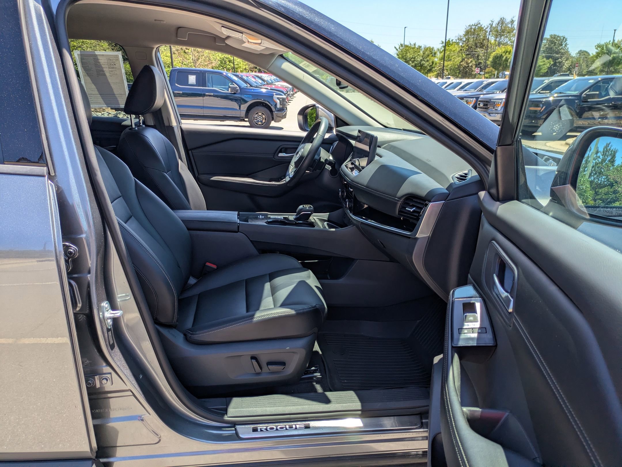 Used 2024 Nissan Rogue SL FWD image 37