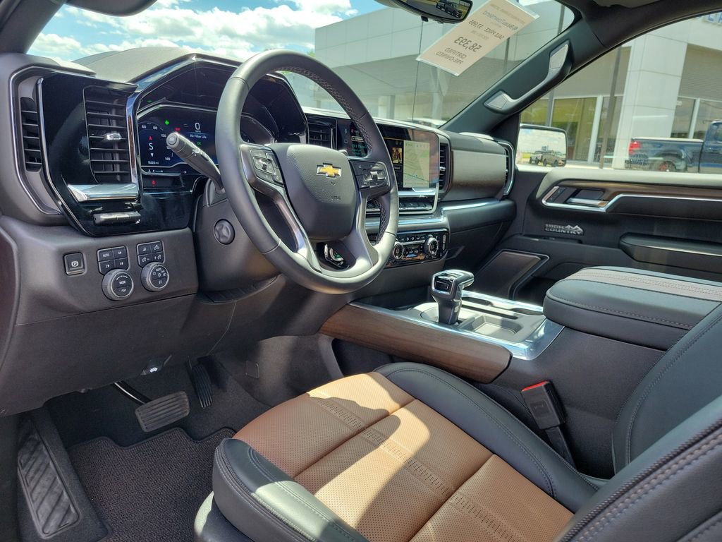 Used 2025 Chevrolet Silverado 1500 High Country w/ Technology Package AWD/4WD image 21