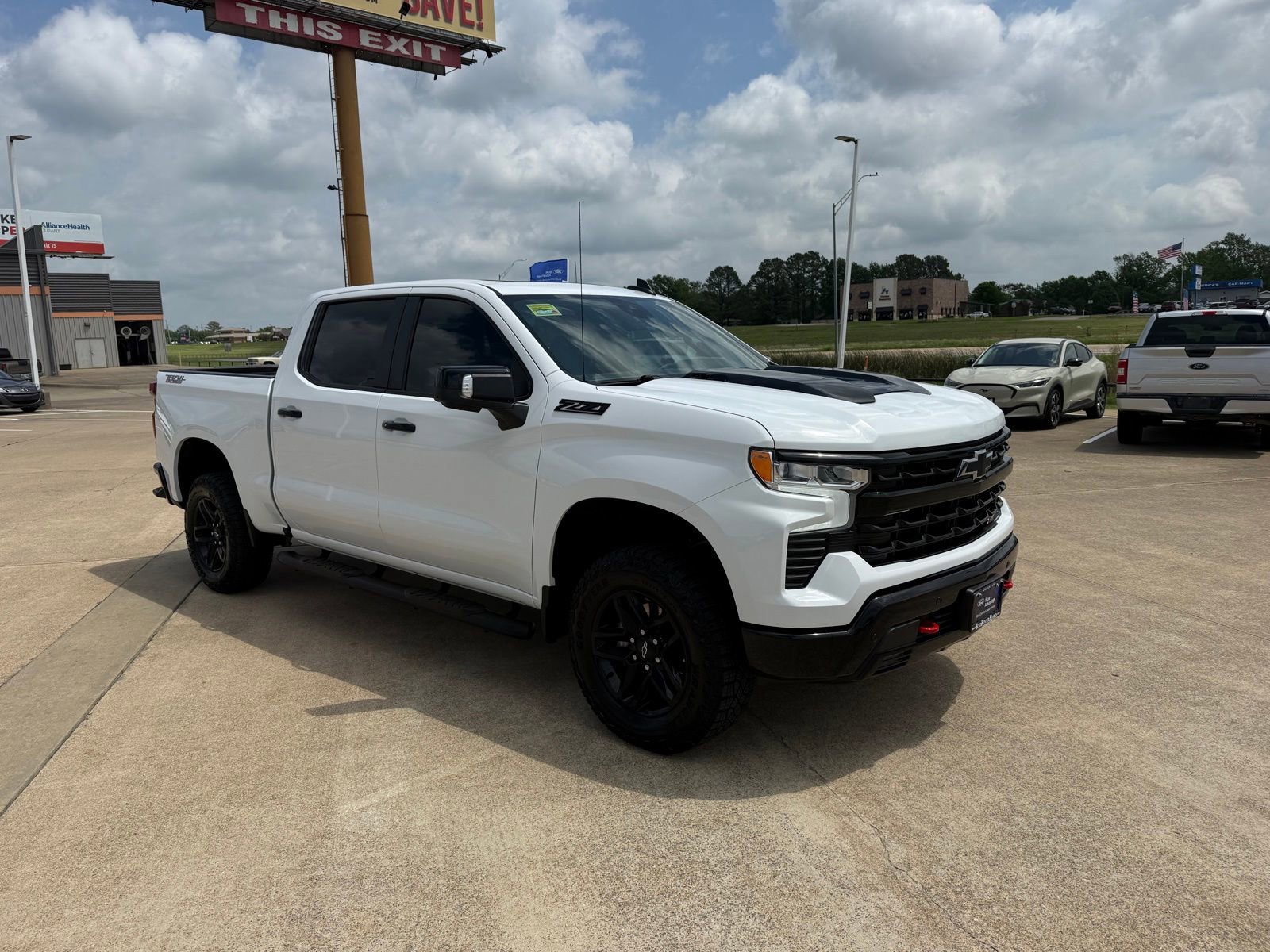 Used 2024 Chevrolet Silverado 1500 LT Trail Boss w/ LT Trail Boss Premium Package image 7