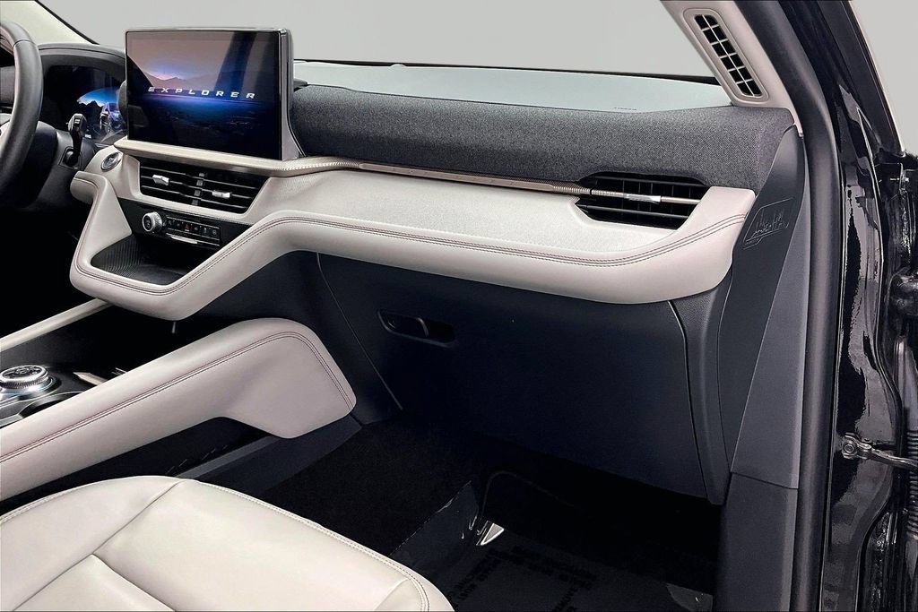 Certified 2025 Ford Explorer Active w/ Active Comfort Package AWD/4WD image 17