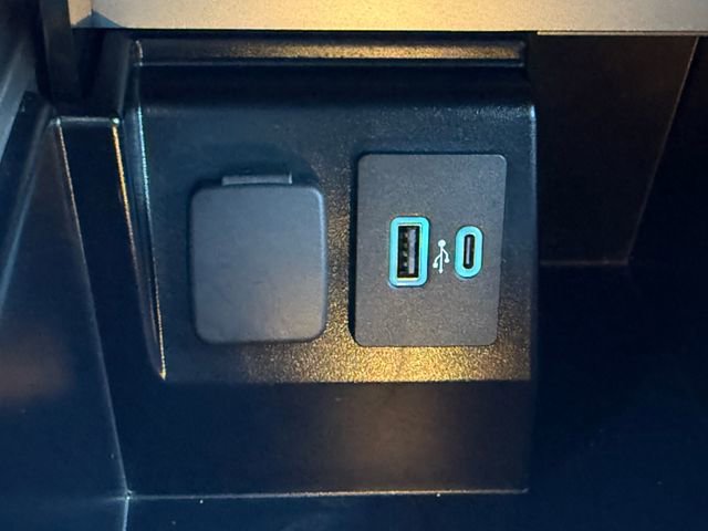 Certified 2022 Ford Explorer XLT w/ Equipment Group 202A image 15