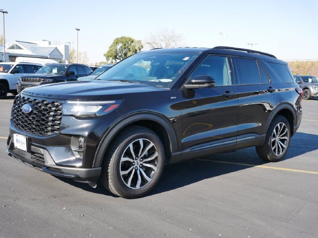 Certified 2025 Ford Explorer ST-Line AWD/4WD image 2