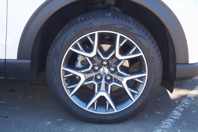 Certified 2025 Ford Explorer Platinum w/ Ultimate Package AWD/4WD image 9