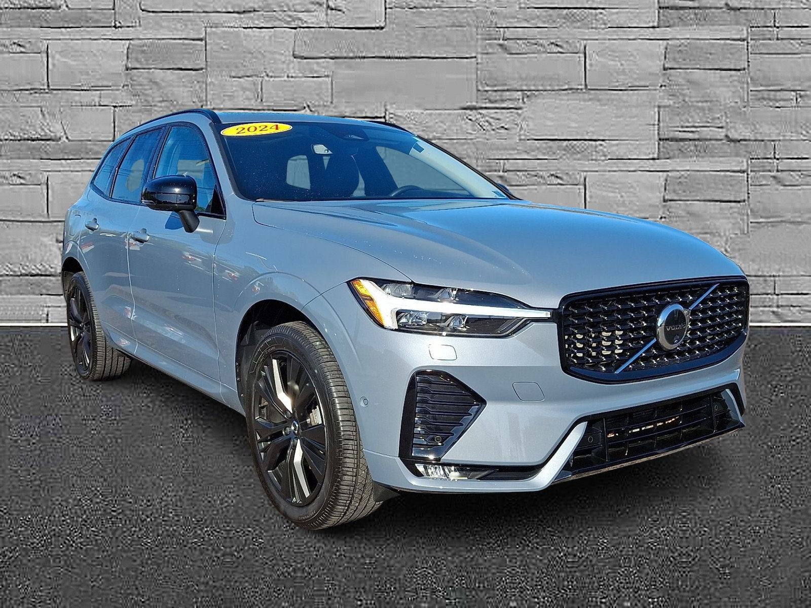 Used 2024 Volvo XC60 B5 Plus w/ Climate Package AWD/4WD image 2