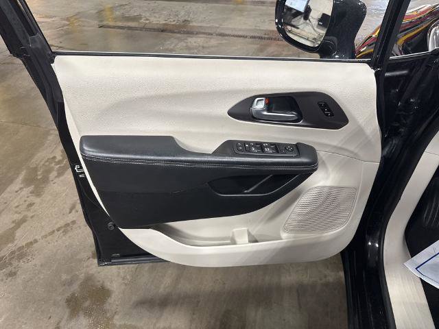 Used 2024 Chrysler Pacifica Touring-L image 14