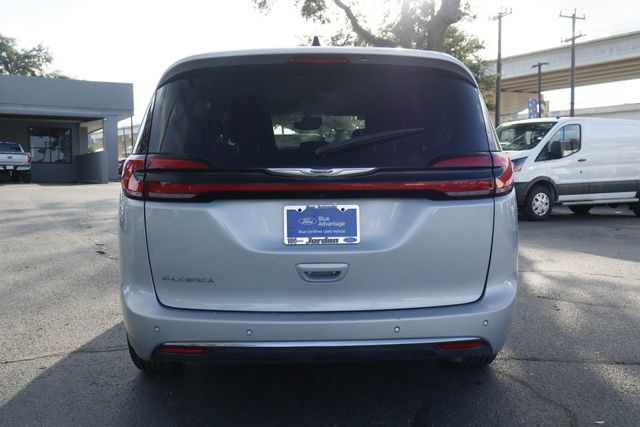 Used 2024 Chrysler Pacifica Touring-L FWD image 9