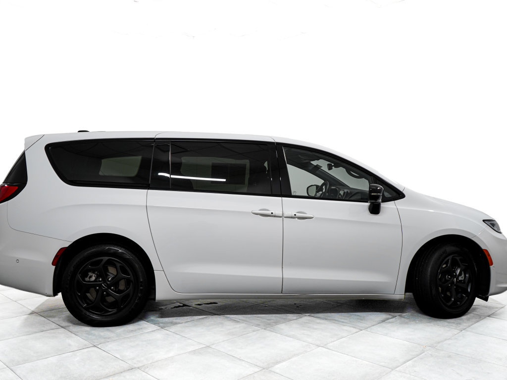 Used 2023 Chrysler Pacifica Limited w/ S Appearance Package FWD image 7