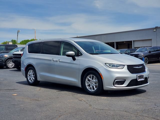 Used 2023 Chrysler Pacifica Touring-L FWD image 2