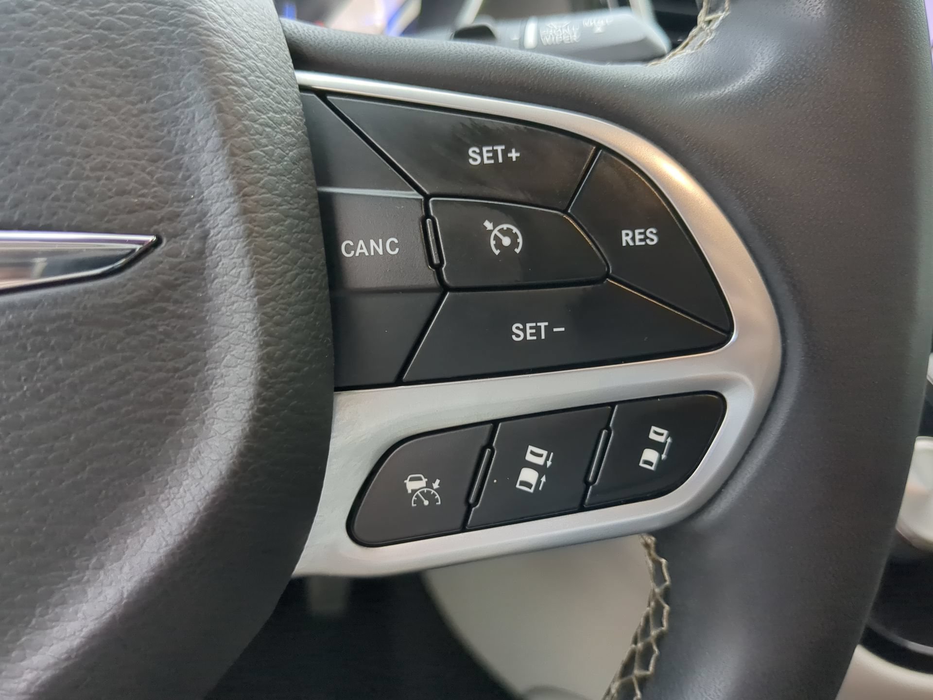 Used 2022 Chrysler Pacifica Touring-L FWD image 65