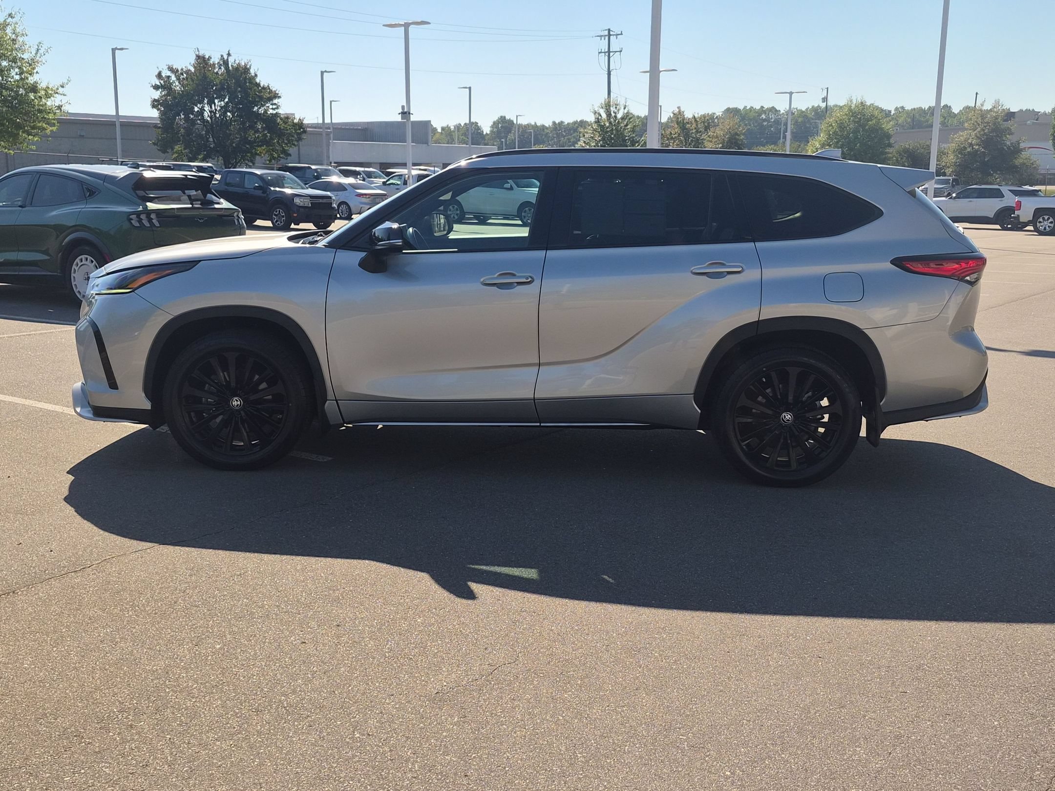 Used 2023 Toyota Highlander XSE AWD/4WD image 7