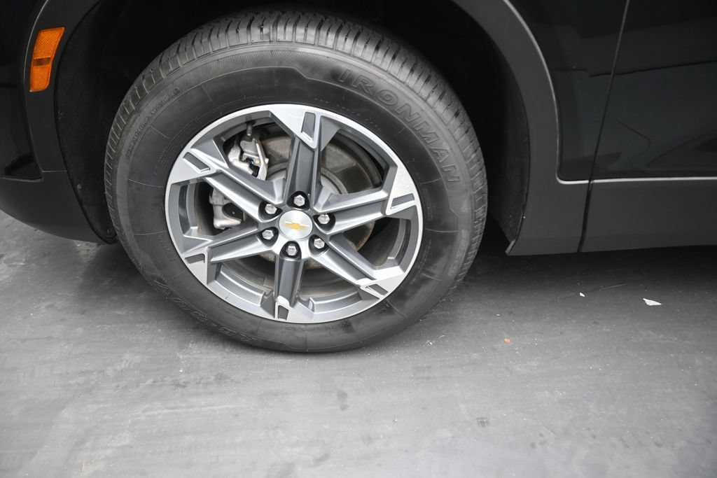 Used 2025 Chevrolet Blazer LT FWD image 12