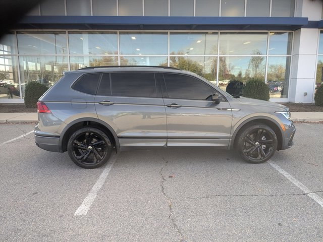 Used 2024 Volkswagen Tiguan SE R-Line image 2