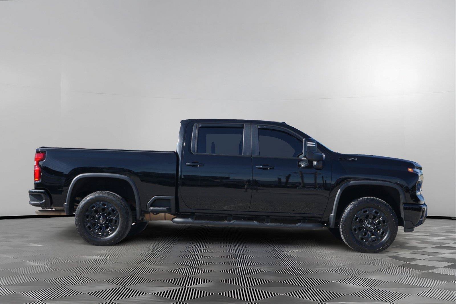 Used 2024 Chevrolet Silverado 2500 LT w/ Midnight Edition AWD/4WD image 4