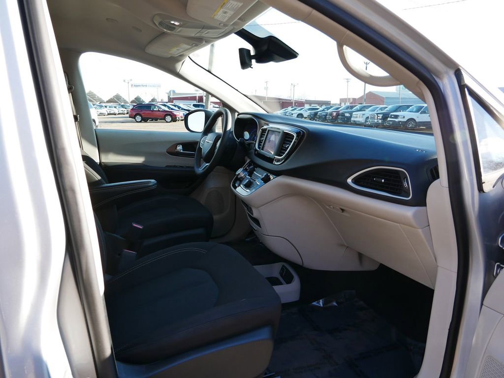 Used 2024 Chrysler Voyager LX FWD image 8