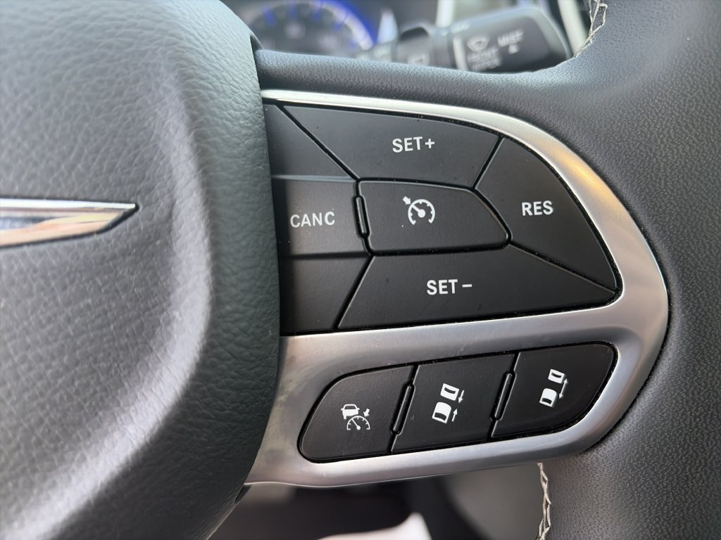 Used 2025 Chrysler Pacifica Select FWD image 21