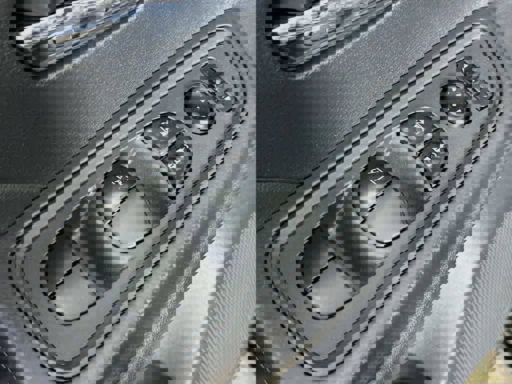 Used 2023 Nissan Versa SV image 27