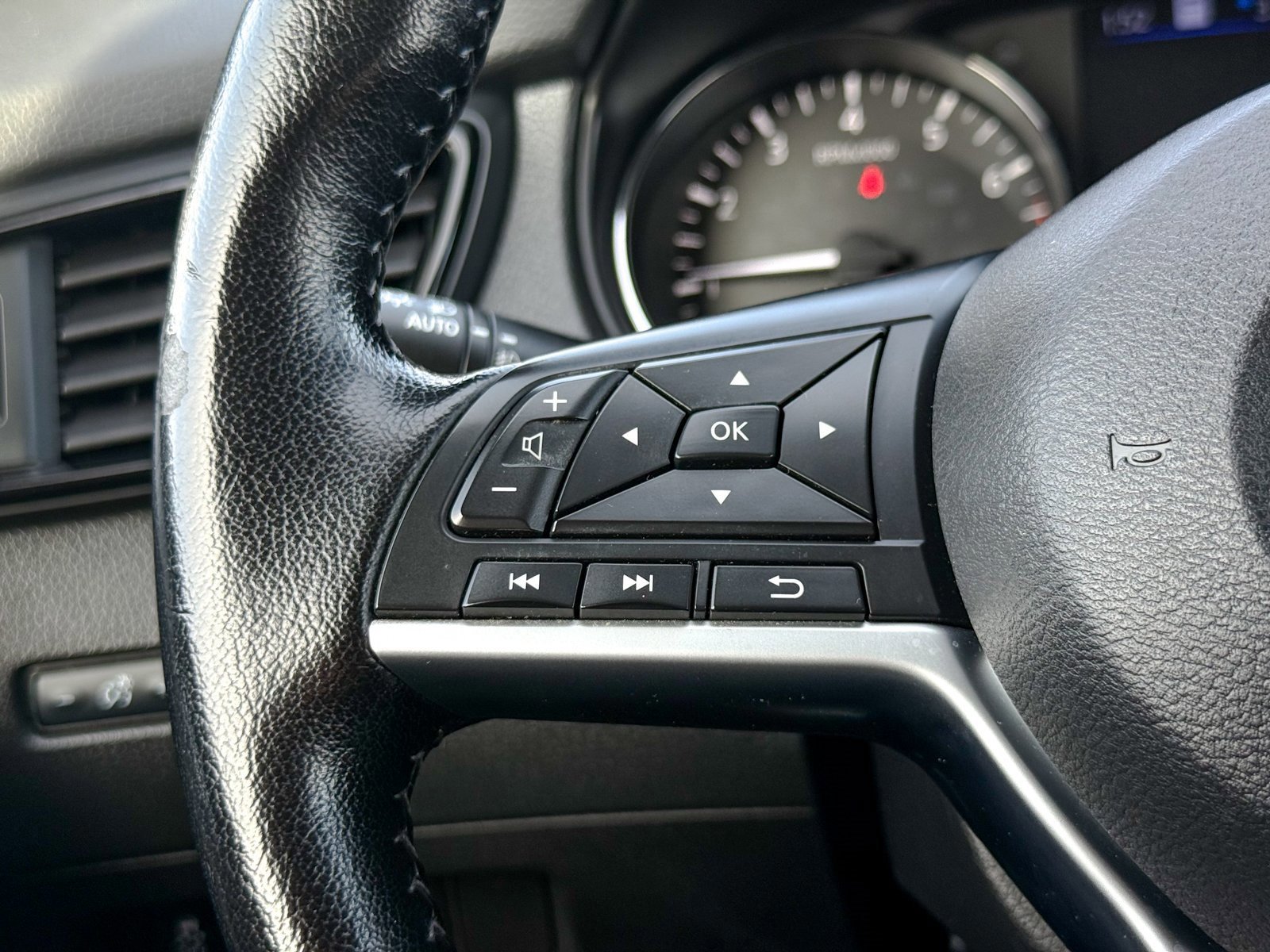 Used 2020 Nissan Rogue Sport SL w/ Premium Package image 37