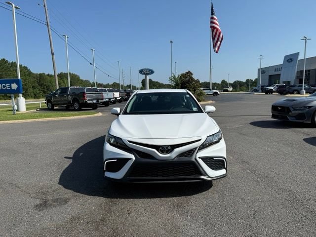 Used 2022 Toyota Camry SE FWD image 2