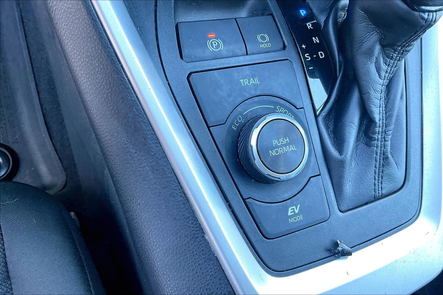 Used 2020 Toyota RAV4 XLE w/ All Weather Liner Package AWD/4WD image 32