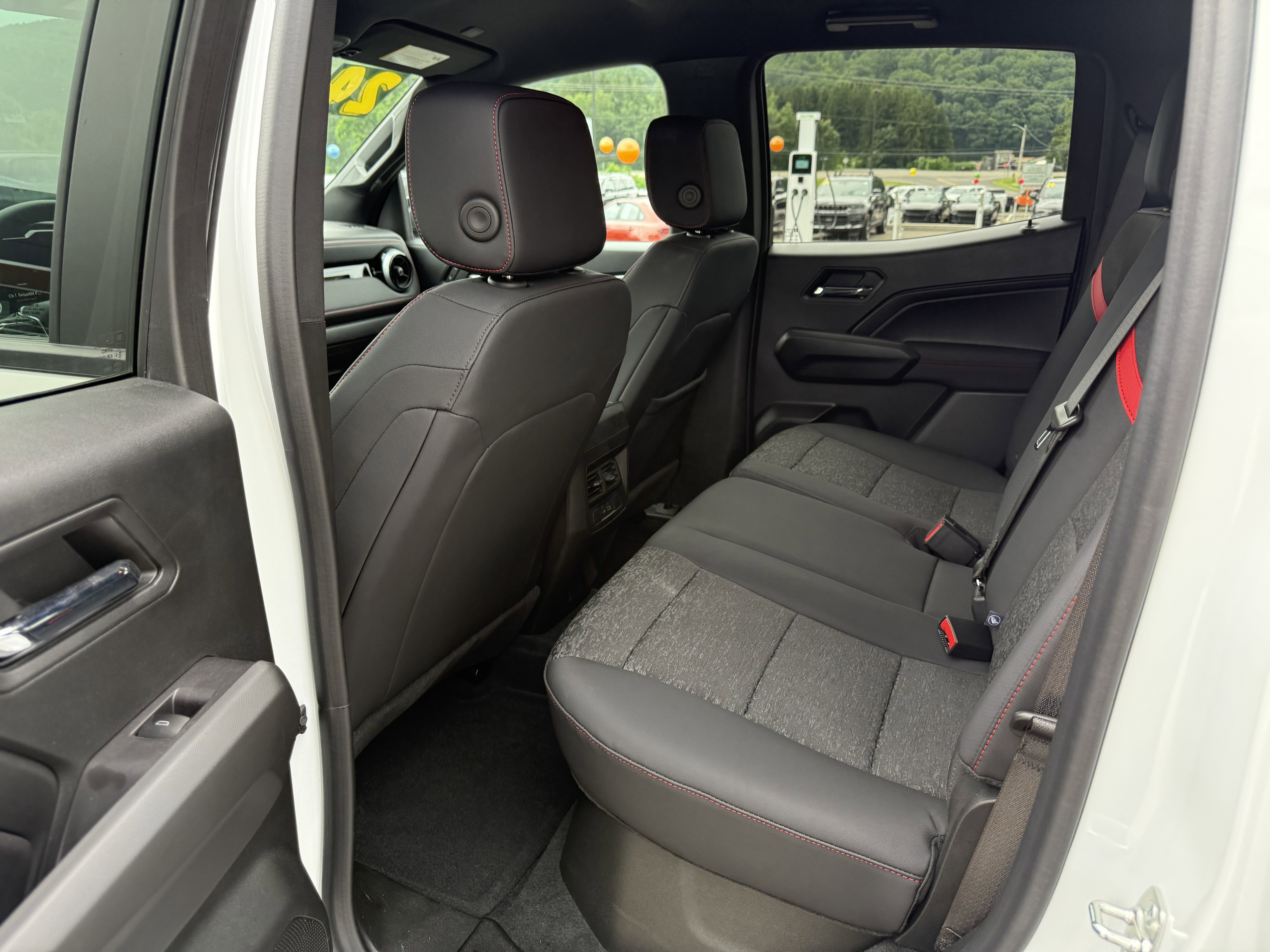 Used 2024 Chevrolet Colorado Z71 w/ Z71 Convenience Package 2 image 9