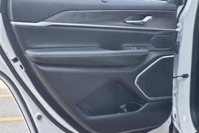 Used 2023 Jeep Grand Cherokee L Limited w/ Luxury Tech Group II image 31