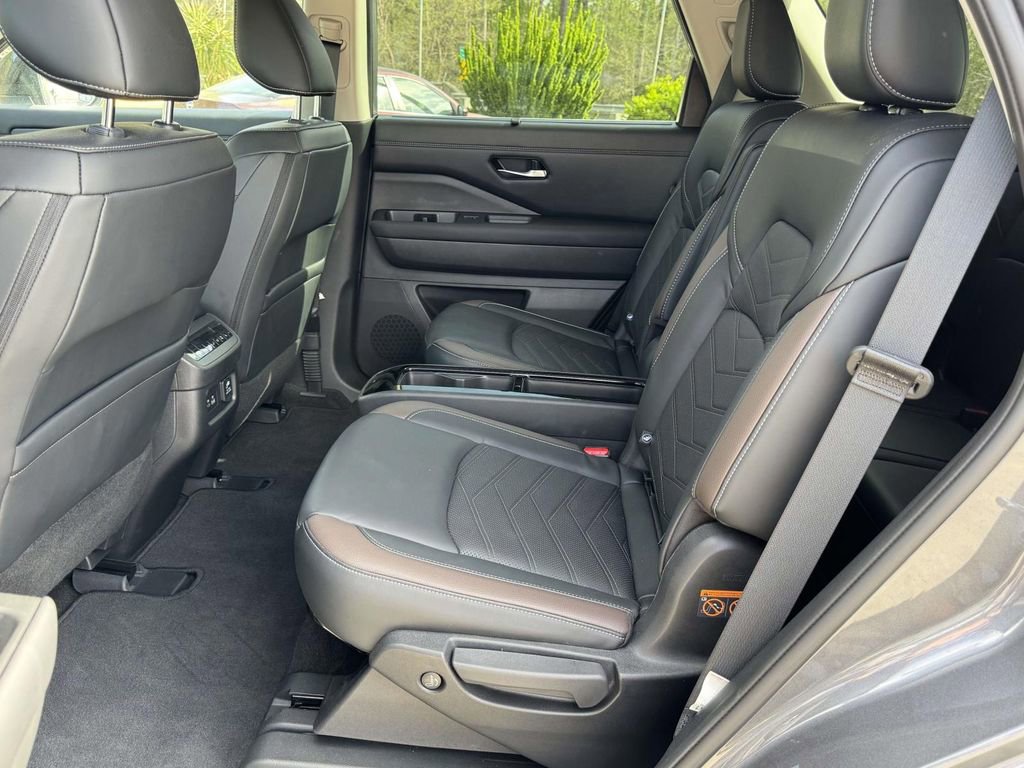 Used 2023 Nissan Pathfinder Platinum image 23